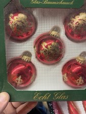 rote Weihnachtskugeln aus Glas und Handbemahlt