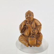 Fein geschnitzte Holz japanische Netsuke Figur älterer Mann Pfeife smoking pipe signiert 4,8 cm