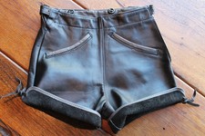 Klasse kurze schwarze ungetragene vintage Vollrind Mädchen Lederhose, Gr. 116 !