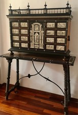 Antikes Kabinett mit feinen