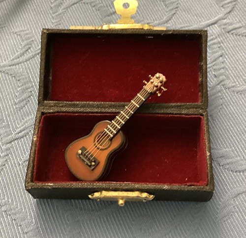 Ukulele mit - ,