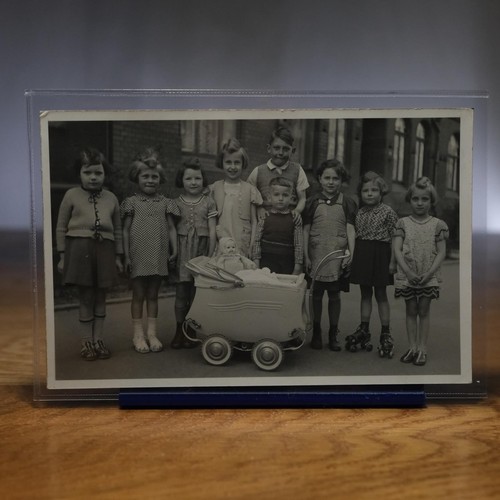 Kindergruppe mit puppenwagen - mit,