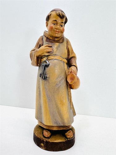 Alte holzfigur mönch - holzfigur, weinkrug