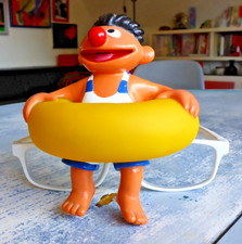 ERNIE Figur mit Schwimmring, kann quietschen und stammt aus den 90er Jahren