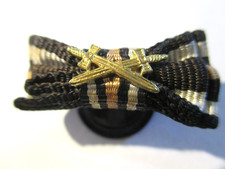 knopflochspange mit Schwertern