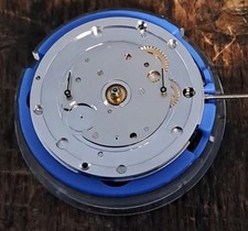 ETA Valjoux 7753 swiss made dekoriert Bicompax blaue Schrauben 