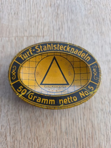 Alte blechdose mit turf - alte,