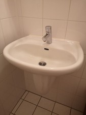 WASCHBECKEN MIT ARMATUR VON GROHE UND HALBSÄULE