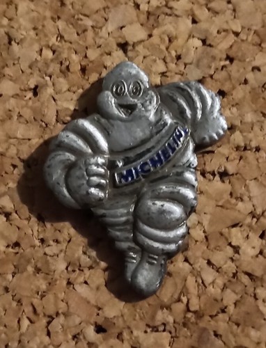 Pin bonhomme michelin - pin's,