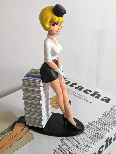 Natascha mit bücherstapel - natascha,