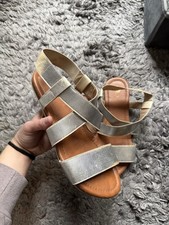 Flachen silberne Sandalen von