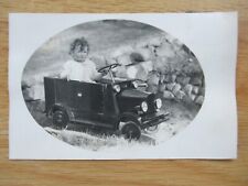 Altes Foto Kind mit Spielzeug Auto / Tretauto / vermutlich 1920iger Jahre
