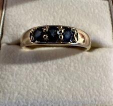 Da.-Ring mit  3 Saphiren, Gg. 375, Gr. 56, 2,5 - 6 mm Breite,  3,4 Gramm