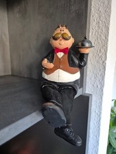 Lustige Kellner-Figur mit Tablett – Kantenhocker zum Dekorieren
