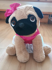 Süßer Mops Hund Plüschtier Kuscheltier mit Schleife und Kleid ca. 26 cm hoch