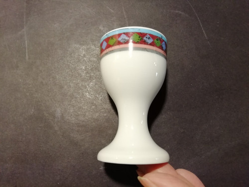 Alter eierbecher auf fuß - eierbecher,
