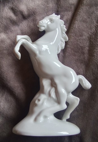 Steigendes pferd aus porzellan - steigendes,