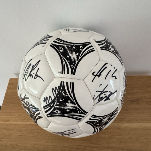 Fußball original signiert