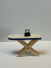 ? Puppenhaus Bügelbrett mit Bügeleisen – Miniaturmöbel antik – klappbar