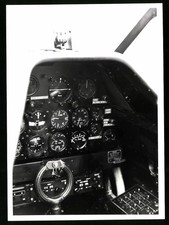 Fotografie Flugzeug Cockpit Innenansicht mit vielen Instrumenten 
