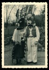 Paar trägt Osterhasen Masken