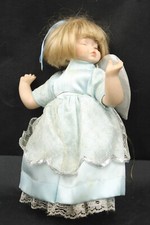 Porzellan Puppe schlafender / fliegender Engel in blauem Kleid Sammler H 31 cm