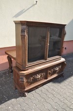 Alter, antiker Unterschrank mit Oberschrank