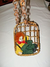 Deko Clown Harlekin schlafend in Korbsessel zum Aufhängen 