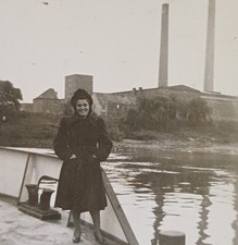 Lachende junge frau steht - lachende,