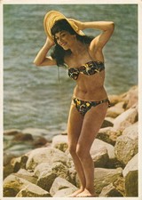 Hübches Mädchen im Bikini am