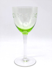 Uranglas Weinglas mit schlichter geätzter Gravur sehr guter Zustand 30er Jahre