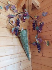 Künstliche Weintraubenranke in Sisaltüte