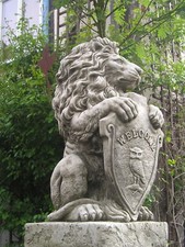 WÄCHTER ANTIK STEINFIGUR, STEIN SKULPTUR SCHILDLÖWE, LÖWE mit SCHILD WELCOME