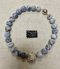 Kette Kunsthandwerk „Fossilachat“. 