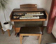 Elektronische Heimorgel mit zwei manuellen Tastaturen und einer Basspedalreihe