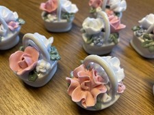 12 Porzellankörbchen mit Rosen Tischrosen Porzellan Röschen Körbchen