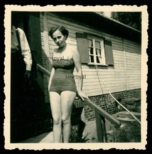 Hübsche Frau im Badeanzug -