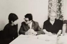 Zwei Frauen junge Frau im Gespräch mit Mann trinken Wein 60er Jahre Mode Foto 