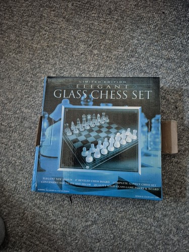 Schachbrett glas mit figuren - schachbrett,