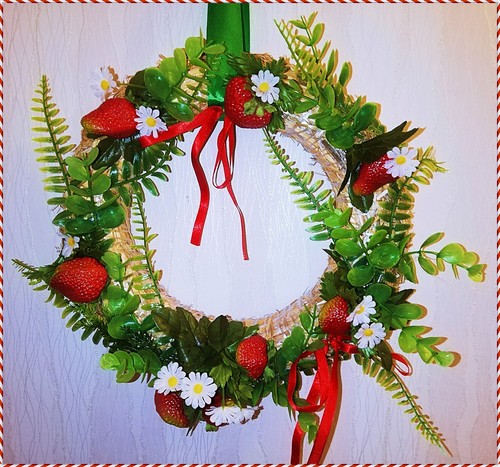 Strohkranz mit erdbeeren - strohkranz,