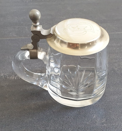 Alter bierkrug aus glas - aus, mit