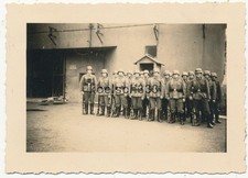 Foto Soldaten der Wehrmacht vor einem Bunker der Maginot Linie in Frankreich