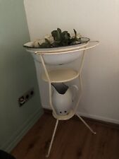 Alter Waschtisch Gestell mit Kanne und Schüssel aus Emaille