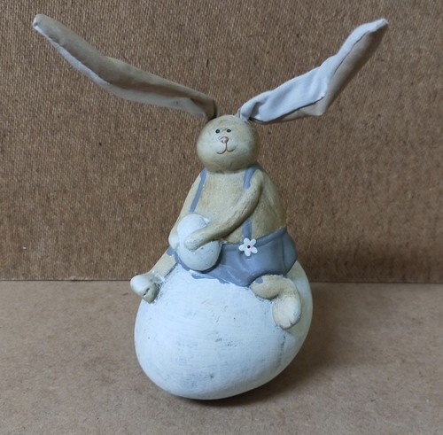 Osterhase auf riesenei mit - auf,