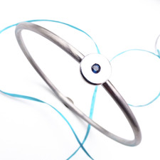 Minimalistischer Silberarmreif mit feinem blauen Saphir – Puristisch & Elegant