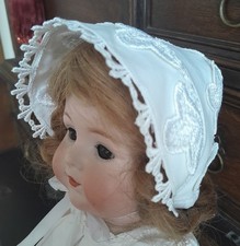 Puppenhaube mit reichlich