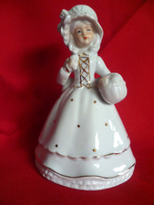 Porzellan Dame BlumenMädchen mit Hut und Korb in weiß & gold aus 70er Jahre 1A