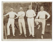 Fotografie vier Sportler im Sportdress nebst Bock 