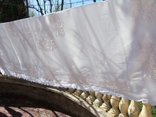 eine weiße Tischdecke aus