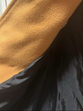 Einen Senf Farbener Mantel